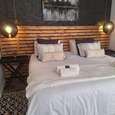 Exquisite Private Luxury Suite With King Bed At Bokmakierie Villas Уиндхоек Екстериор снимка