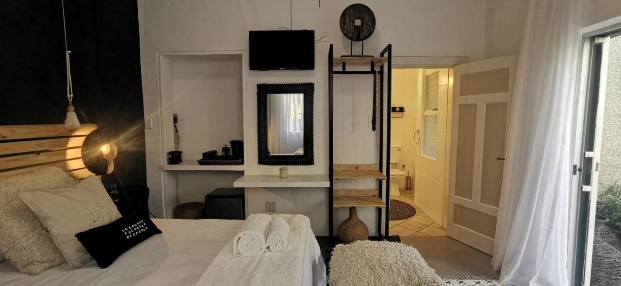 Exquisite Private Luxury Suite With King Bed At Bokmakierie Villas Уиндхоек Екстериор снимка