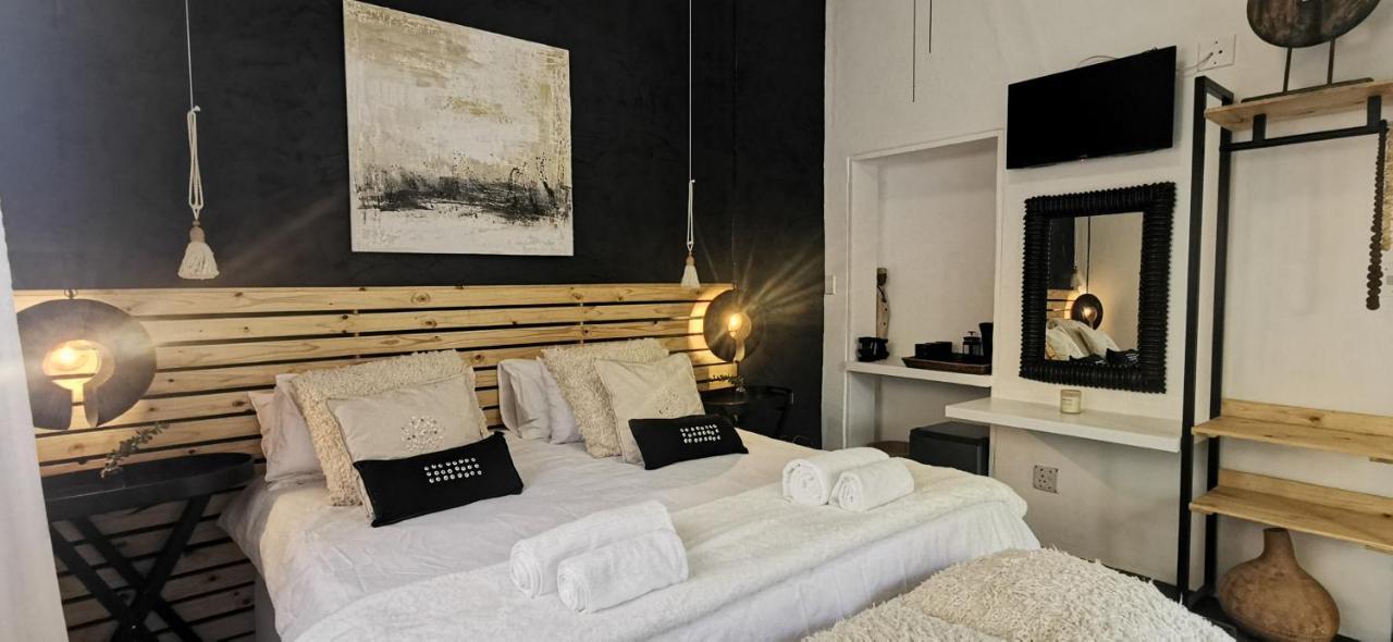 Exquisite Private Luxury Suite With King Bed At Bokmakierie Villas Уиндхоек Екстериор снимка