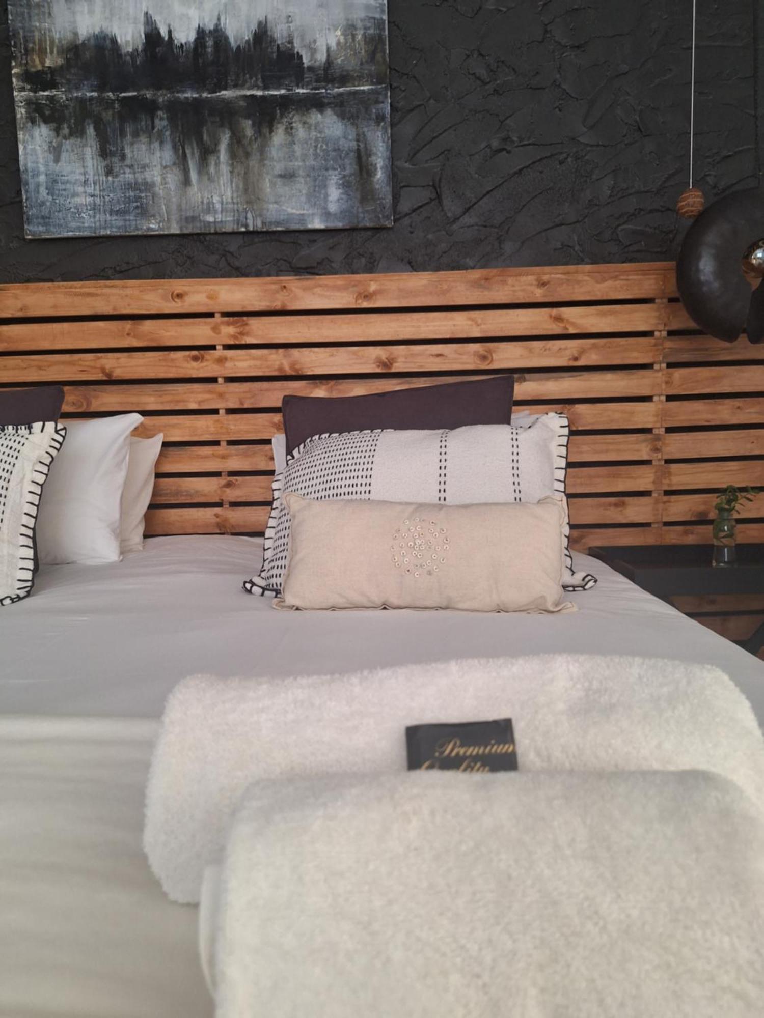 Exquisite Private Luxury Suite With King Bed At Bokmakierie Villas Уиндхоек Екстериор снимка