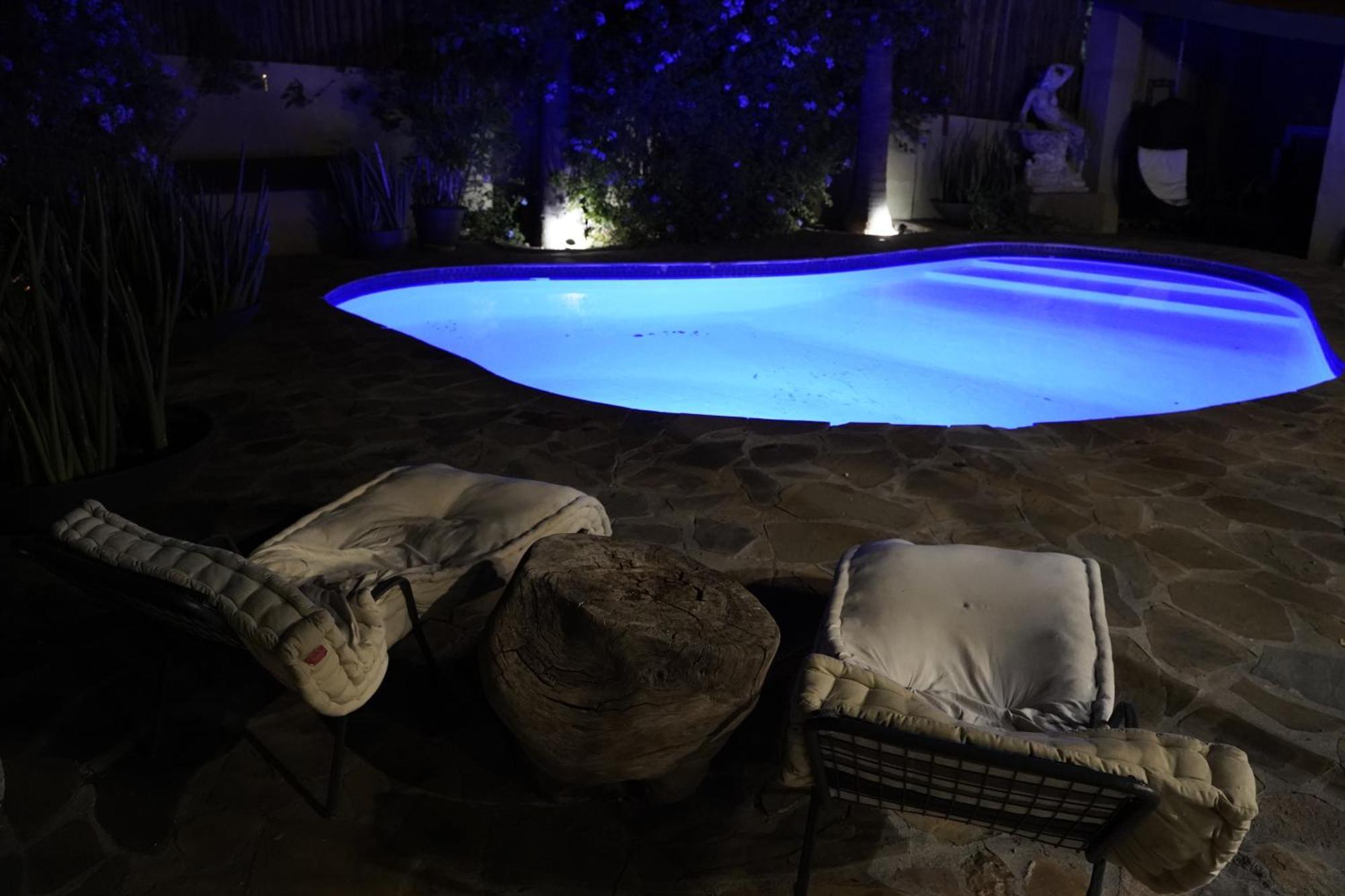 Exquisite Private Luxury Suite With King Bed At Bokmakierie Villas Уиндхоек Екстериор снимка
